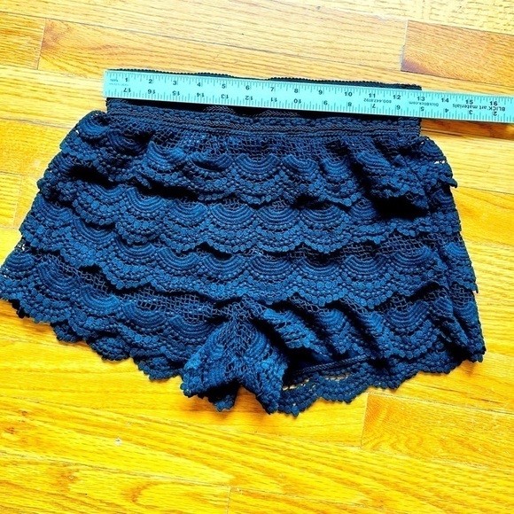 Alt. B Ladies layered crochet black shorts! 🤩 - Picture 5 of 8